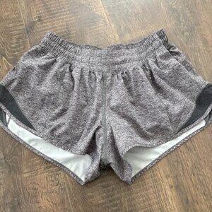 Lululemon Hotty Hot - size 6 - 2.5” inseam